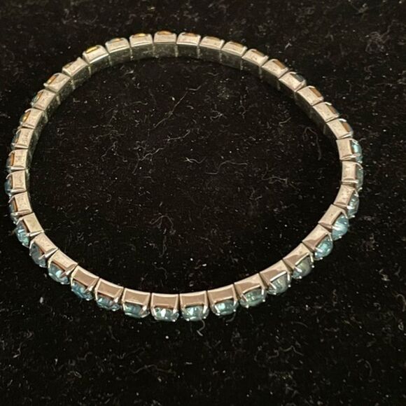 1990s 8” silver tone stretch bracelet w/40 prong set aqua blue Austrian crystals - Picture 2 of 5